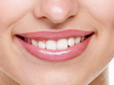怎样预防牙齿松动和牙龈萎缩(怎样预防牙齿松动和掉落)