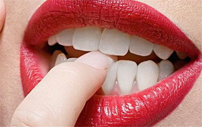 下牙龈肿大是什么原因(牙龈肿大的原因)