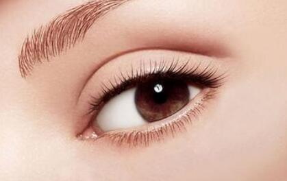 女性多大年龄眼角会出现皱纹_如何去眼角细纹