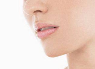 鼻子及两侧毛孔粗大属于什么肤质_粉底液会堵塞毛孔引起毛孔粗大吗